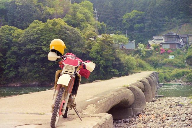2007年以降は海外旅行にハマっている僕ですが、<br />昔はバイクツーリングで日本国内を旅することが楽しみでした(^^)<br /><br />一応、通過した都道府県も含めると沖縄以外の46都道府県は制覇しています・・・<br /><br />しっかりした旅行記を書けるほどの写真やネタ？はありませんので<br />少しの写真を紹介しながら都道府県マップを少しづつ塗りつぶします♪<br /><br /><br />シーズン１は、１９９４年ＧＷの四国の旅です(^^)