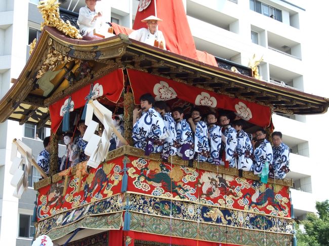 京の七月は、祇園さん（祇園祭）一色です。朔日の籤取りに始まって、十五日から十七日にかけての宵々宮・宵宮・前の祭り、二十三日の後の祭りまでです。十五日から十七日のうち、必ず一遍は雨が降ると言いますが、今年はそれもなしでした。その分、灼熱地獄に見舞われました。山鉾巡行だけではなく、御神輿も出ます。