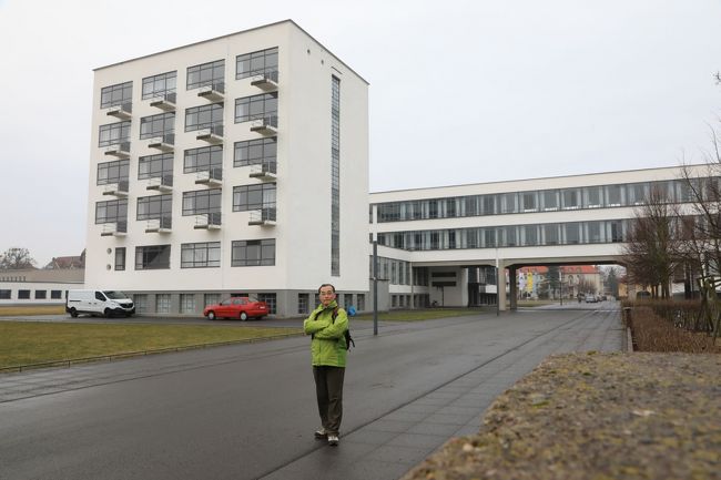 　バウハウスの午前１０時の開館までの間、建物の周辺を歩き回りました。<br />　バウハウス通りは、グロピウス大通りから始まってゼミナール広場までの間で、日本の大学と違ってオープンな空間でもあり、誰でも自由に通行できます。<br /><br />　アンハルト大学の敷地内にバウハウスがあって、デッサウ駅からバウハウスまでがある種のアカデミックな公園のエリアのようにも思えます。<br /><br /><br />　バウハウスを見て2つの思いがありました。<br />　一つはもう数十年前に通っていた大学の講義棟のこと。なんと中途半端な半地下に教室が並んでいるんだろう。。。と疑問だったのですが、このカフェテリアなどの雰囲気とそっくりでした。そんな建物の建て方もあるのかあ、と感じたことを思い出しましたが、バウハウスと関連があったのかもしれないな、と今になって思いました。<br /><br />　もう一つは、建築学科を出て社会人となり初めて神戸の会社の寮に入ったときの記憶です。<br />　なんとなく、このバウハウスの雰囲気にその寮が似ているのです。規模こそここまで大きくないのですが、建物のレイアウトに敷地を広々と贅沢に使って、翼を広げているような感じ。<br />　それらが、共通の特徴のように思えました。