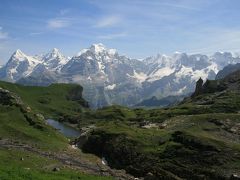 スイス山岳観光の人気展望台シルトホルン(2970m)から、眺めの良い稜線を歩いてゼフィーネン峠へ