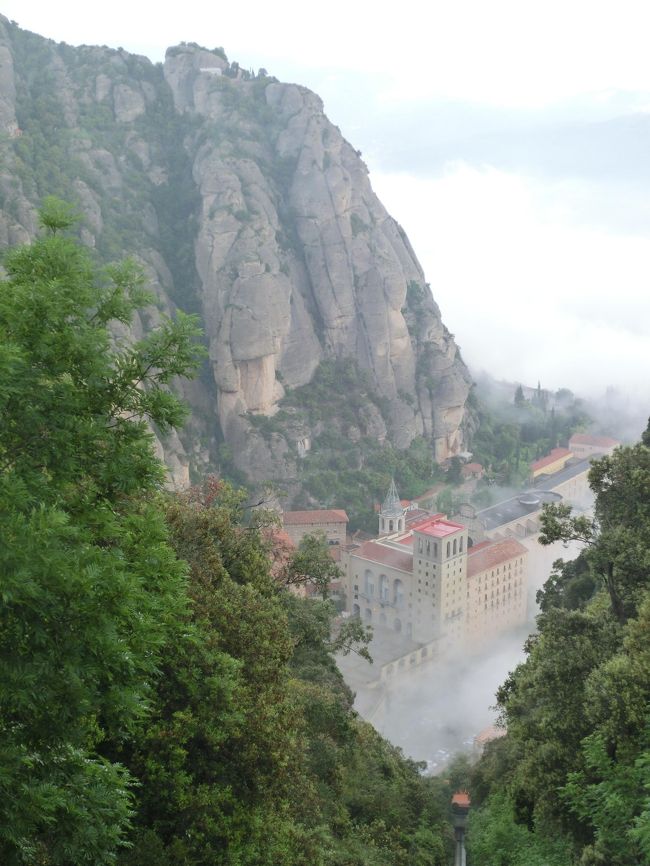 旅行３日目の早朝、奇岩に抱かれたカタルーニャの聖地・モンセラットへ向かいました。<br />　カタルーニャ語で「のこぎりの山」という意味のモンセラットは、元々は湖であったところが古代の地殻変動により隆起、現在のような特徴的な形になったそうです。 <br />　この不思議な風景にカタルーニャの芸術家たちは多くの影響を受け、中でもあのガウディの多くの作品の中にもその影響がみられるのだとか。<br />　ナポレオンがスペインに侵攻にしてきた時には地元の民兵が立てこもり最後まで抵抗を続けた場所でもあり、また悪名高き独裁フランコ政権時代には公の場で話すことが禁止されていたカタルーニャ語でミサを行っていた教会でもあったため、地元の人々の心の故郷として精神的なよりどころとなっているそうです。<br /><br /><br /><br />