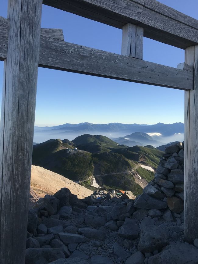 天気図との相談の上で乗鞍岳の御来光バスの運行開始に伴い、ほうのき平駐車場に車を止め乗鞍岳に向かう。<br />御来光を拝んだ下山後は温泉巡りで、温泉に浸る。<br /><br />深夜0時頃到着:<br /> ほうのき平から空を見上げると、都会では見ることができない満天の星空。天の川よく見える。<br />明方の山頂での天候は、期待大。<br />駐車場は3分の1ほど埋まっていた。<br /><br />2時過ぎ:<br /> ザワつきで目が覚めた。<br />あたりでは、徐々に準備をし始めている姿を見るが、再び眠りにつく。<br /><br />2時30分頃:<br /> 起きて準備を始める。<br /><br />3時頃:<br /> 乗車券販売窓口が開く。<br />早朝にも関わらず御来光を拝む登山客(これを登山と呼ぶのかは?)が多数の人。バス乗り場には賑わいが。<br /> *乗車券:2300円(ほうのき平~畳平往復料金)<br /> 別途、御来光バス代は300円。計2600円也。<br /><br />3:35頃:<br /> ほうのき平発のバスに乗車。<br />バスは乗車人数に合わせて運行され、順次乗車客を乗せて発車。<br /><br />4:10頃:<br /> 乗鞍(畳平)の御来光登山口バス停着。<br />御来光を拝むために、バス停そばのピーク、富士見岳(2818m)に足慣らしで。<br /><br />4:35頃:<br /> 雲海に太陽が昇り始める。<br />本日の山の上の天候は、見事に快晴。<br />自然のありがたみを噛み締めながら素晴らしい風景を眺めさせて頂く。謝謝。感謝!<br /><br /><br />御来光を拝んだ後、<br />乗鞍岳最高峰の剣ヶ峰(3026m)に登る。<br />最高峰からの風景は、眼前に御嶽山・白山・北アルプス(遠くに劔岳)・中央アルプス・南アルプス・南アルプスの裏には富士山・八ヶ岳等を望む。<br />滅多に見ることができない絶景の眺めだ。<br /><br />その後、畳平の前の魔王岳(2702m)に登る。眼前には焼岳・連なる西穂高・前穂高・穂高・北穂高・笠ヶ岳・南岳・槍の穂先を眺める。<br /><br />本日は最高なり!<br />天候が良い日は、街中ブラ間隔で歩ける高所世界。<br />しかし、一転天候が悪化すると3000mの世界なので御注意を。<br /><br />畳平8:20発のバスに乗車しほうのき平に戻る。<br />ほうのき平駐車場は超満車。<br />バス乗り場も超人混み。<br /><br /><br /><br />下山後は、温泉巡り。<br />平湯温泉の「神の湯」に向かうが、残念ながら営業休止中。<br />新穂高の方面に向かい、栃尾温泉の「荒神の湯」と中尾温泉の「新穂高の湯」に浸る。<br />