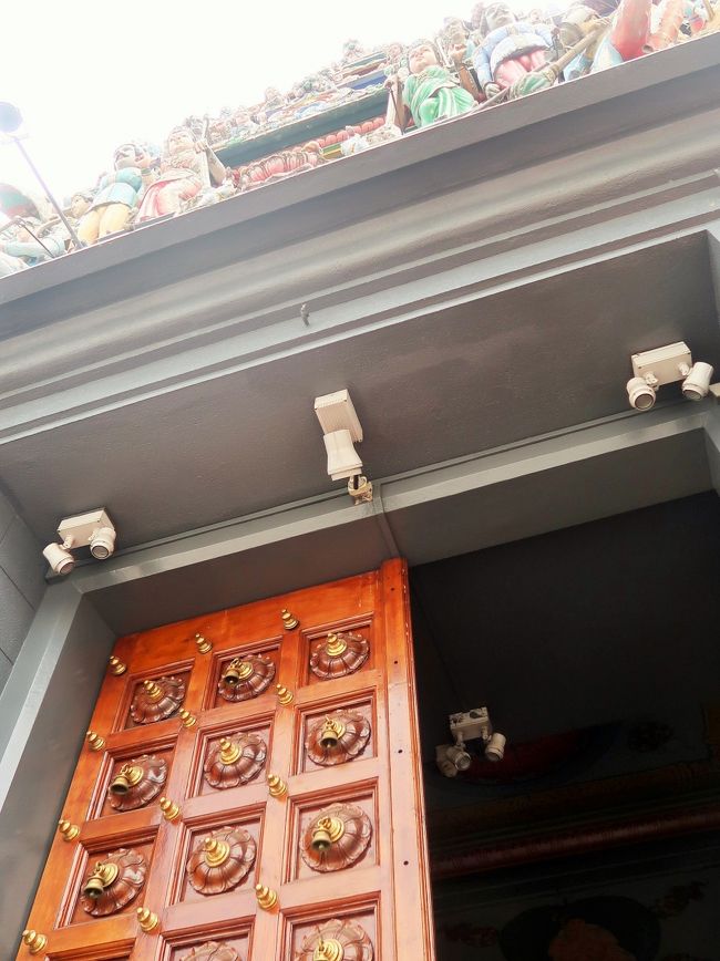 スリ・マリアマン寺院（英文: Sri Mariamman Temple）は、シンガポールにあるヒンドゥー教の寺院。阿含経の寺院であり、ドラヴィダ建築様式で建てられている。<br />寺院はチャイナタウンのサウス・ブリッジ・ロード244番地にあり、主にシンガポールに住むインド人等の信仰に役目を果たしている。その建築的・歴史的な重要性のため、寺院は国定記念物に指定され、観光客の主な観光地の一つとなっている。<br />スリ・マリアマン寺院は、1827年にインド人ナライナ・ピレイ により創設された。ピレイはマレーシアのペナン州から来た政府の役人であり、1819年トーマス・ラッフルズと共にシンガポールへ訪れた。その後彼は島で最初となる建築会社とレンガ焼き窯を設置する。ピレイはすぐにビジネスの世界で浸透し、現地のインド人社会の指導者として認められた。<br /><br />1823年、現在のサウス・ブリッジ・ロードの場所が、ヒンドゥー教寺院の建設を目的として遂にピレイへ譲渡された。寺院の側面に接するストリートは、後に寺院自体とその突出した塔に関連してそれぞれ「テンプル・ストリート」と「パゴダ・ストリート」へ改名された。<br />1843年のものである現存のレンガ建築は最古の部分で、寺院への増築や修正はその後幾度か行われた。建築の多く、特に豪華な石膏の彫刻と装飾は、インド南部のナーガッパッティナムとカダルールからの、卓越した職人により製作されたものと信じられている。また、現在ある寺院の大多数の建築は、1862年から1863年の間に建設されたと考えられている。<br />最初の3段に重なった玄関部の塔であるゴプラム建築は、1903年に建設された。現在よりも華美な造りでは無かったにもかかわらず、寺院はチャイナタウンにおいて偶像的な存在となり、歴史的な建物として広く認識された。現在の6重に重ねられているゴプラムが建設されたのは1925年のことで、その後1960年代に修復・改装が行われるとともに精巧に造られた彫刻が激増した。1973年、スリ・マリアマン寺院は国定記念物に指定されている。<br /><br />インド南部のドラヴィダ様式で建設された寺院の最も素晴らしい部分は、その荘厳なゴプラム（入口の塔）である。このゴプラムはサウス・ブリッジ・ロードに沿った、主要な玄関口の上にそびえ立っている。これは、6段に重なったヒンドゥー教の神々の彫刻像や他の人物像、装飾品などで豪華に飾り立てられている。また、塔は頂上部の装飾まで次第に細くなっていく造りで、各々の段とその彫刻は、そのすぐ下の段のものよりやや小さい。これにより高さの錯覚が創りだされ、建造物へ象徴的な尊大さが付け加えられているのである。ゴプラムの側面には、右側面にヒンドゥー教の軍神ムルガン、左側面にインド神話の英雄クリシュナがそれぞれ配置されている。彫刻はすべて石膏が用いられ、細部まできめ細やかに造られた。これらは多種の明るい色で塗装されており、それが視覚的にゴプラムの壮観な特質を与えている。<br /><br />ゴプラムの基礎となる台木の間取り図は長方形で、入口の通路により2分されている。この入口はかなり大きな2重の蝶番のある、1組のドアを含んでいる。こうしたドアの大きさは、訪れる人々の謙遜を誘引し、神々と比較して小さな人間の大きさを強調する意図がある。ドアは格子模様に配列された、小さな金の鐘が散りばめられており、信者や観光客が通る際にこの鐘が鳴るようになっている。他のヒンドゥー教の寺院においても同様であるが、敬意を示す意味で履物は許されていないため、入口近辺に履いているものを脱いで入れる場所がある。<br />（フリー百科事典『ウィキペディア（Wikipedia）』より引用）<br /><br />「スリ・マリアマン寺院」は、1827年に完成したシンガポールで最も古いヒンドゥー教の寺院です。色鮮やかな彫刻が施された入口のゴープラム（高門）は圧巻！寺院内に描かれた宗教画の美しさでも知られています。https://tripnote.jp/singapore/chinatown-spot-ranking　より引用<br /><br />シンガポール共和国、通称シンガポールは、東南アジアの主権都市国家かつ島国である。<br />マレー半島南端、赤道の137km北に位置する。同国の領土は、菱型の本島であるシンガポール島及び60以上の著しく小規模な島々から構成される。同国は、北はジョホール海峡によりマレーシア半島から、南はシンガポール海峡によりインドネシアのリアウ諸島州から各々切り離されている。同国は高度に都市化され、原初の現存植生はほとんどない。同国の領土は、一貫して埋立てにより拡大してきた。<br />（フリー百科事典『ウィキペディア（Wikipedia）』より引用）<br /><br />シンガポール　については・・<br />https://www.mofa.go.jp/mofaj/area/singapore/index.html