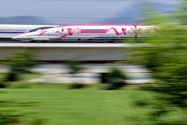 JR西日本の山陽新幹線では、サンリオの人気キャラクター「ハローキティ」とコラボレーションして、2018年6月から「ハローキティ新幹線」が営業運転を開始しています。<br /><br />山陽新幹線に走るピンク色の新幹線！「ハローキティ新幹線」を追いかけて、姫路に訪れてみました。