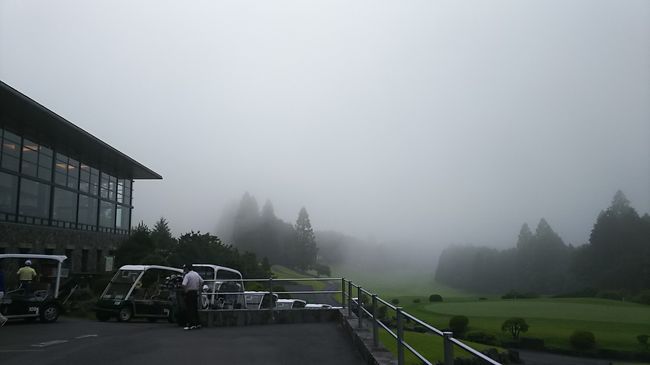 海の日の翌日<br />箱根町仙石原 <br />そう海でなく 山で<br />ゴルフしました!<br /><br />生命にかかわる危険な暑さ、はなく<br />霧で~す!<br /><br />アウトスタート8:21<br />ランチして<br />インスタート11:54<br /><br />基本的に各ホールの<br />写真のアップになりますが<br />お付き合いくださいませ(^_^)v<br /><br />