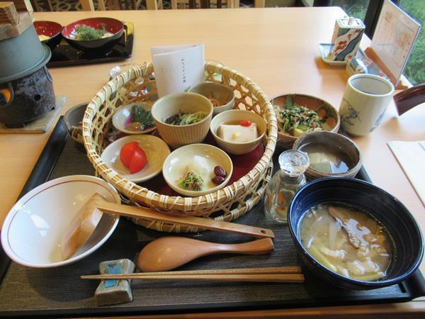 台風一過のこの日。朝食はホテル日航アリビラのレストラン佐和で頂くぬちぐすい御膳。ぬちぐすい(命薬)とは医食同源の沖縄料理。薬になるだけでなくとってもおいしいお料理の数々です。朝から健康になった気分!<br /><br />