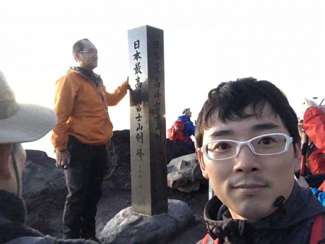 バスツアーの登山ガイド付きプランで富士登山に行きました。<br />31名のバスツアーで、そのうち24人が富士登山専任ガイドさんと添乗員さんと登りました。途中、離団者も数名出ましたが、天候がよくお鉢巡りも催行され、最高峰の剣ヶ峰にも行くことができました。<br />登山ガイドの太田さん、添乗員の清さん、一緒に登山したみなさん、ありがとうございました。<br /><br />7月18日<br />15:00　富士スバルライン五合目到着<br />15:45　登山開始<br />21:00　八合目　白雲荘到着<br /><br />7月19日<br />  0:15　起床<br />  0:45　白雲荘出発<br />  3:45　山頂到着・お鉢巡り開始<br />  4:25　最高峰　剣ヶ峰到着<br />  5:30　お鉢巡り終了<br />  5:40　下山開始<br />  9:40　富士スバルライン五合目到着<br />10:40　バス出発<br /><br />https://www.youtube.com/watch?v=Ig4s8YP2Xh0<br />↑まとめ動画です。