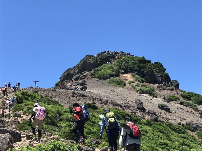 第１日：東京 6:04 - 7:24 郡山 7:35 - 7:59 二本松 8:15 - 9:05 奥岳 … 安達太良山 … 奥岳 15:30 - 15:50 岳温泉 16:22 - 16:46 二本松 17:08 - 17:32 福島 18:00 - 18:23 飯坂温泉<br /><br />第２日：福島 9:50 - 11:30 浄土平 12:45 - 13:55 福島 14:50 - 15:33 宇都宮 16:14 - 18:15 品川<br /><br />どこか東北の山に行きたいと調べていたら、東京駅から6時過ぎの新幹線に乗れば日帰り温泉で安達太良山へ行けることが判明。<br />本来は３連休の初日に行く予定だったが、寝坊して断念し、結局、翌日から１泊２日で旅立つことに。<br /><br />安達太良山は、高村光太郎の「智恵子抄」で名前は知っていたが、実際に訪れるのは初めてです。<br /><br />「智恵子は東京に空が無いという　ほんとの空が見たいという」<br /><br />ほんとの空は、見事でした♪