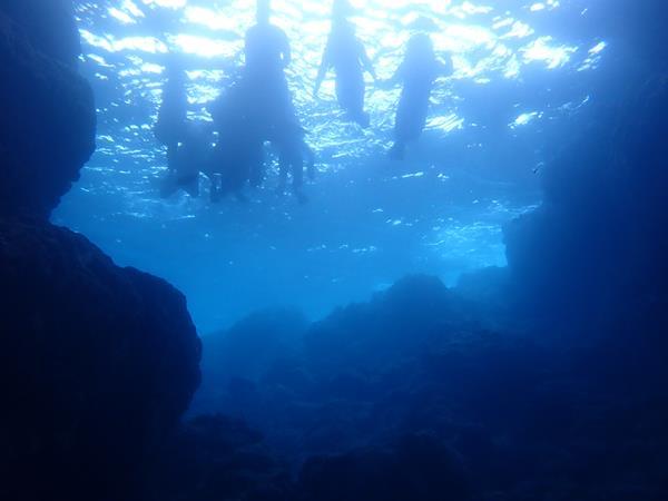 夏リゾート沖縄（２１）台風の翌日なのに潜れた青の洞窟／ハワイアンカフェでロコモコ／アリビラのルームサービス和牛カレー