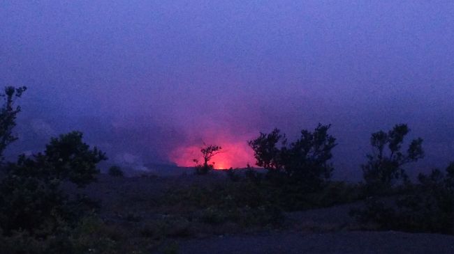 ハワイ島への一番の来訪目的である火山見学ツアー!<br />へぼ写真で感動が一ミリも伝わらないのはご愛敬ということで(;´∀`)<br /><br />写真コメント:火口から1キロ強の場所に展望台があります。日本じゃ考えられない近さだそうです。