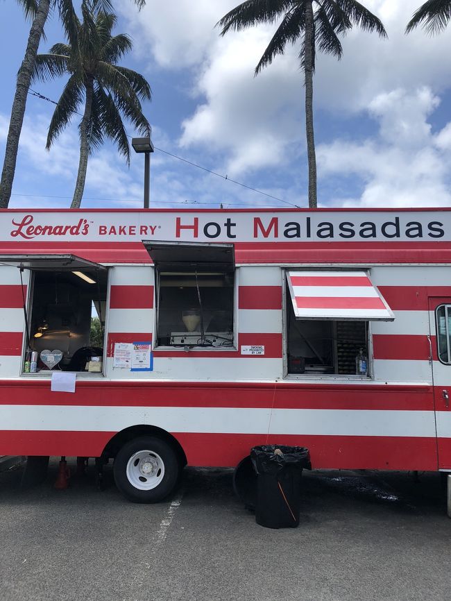 ハワイ名物 Hot malasadas<br />甘い 揚げドーナツみたいな、、、、<br />揚げたてが とても美味しい。<br />ココマリーナセンターにいつも止まっている<br />移動する malasadas car<br />オリジナルと カスタードクリーム入りを<br />2個ずつ買ってみた。 シナモン味も有りました。<br />揚げたて 美味しくて直ぐに2個 完食。<br />値段も お安く また食べたくなるHot malasadas