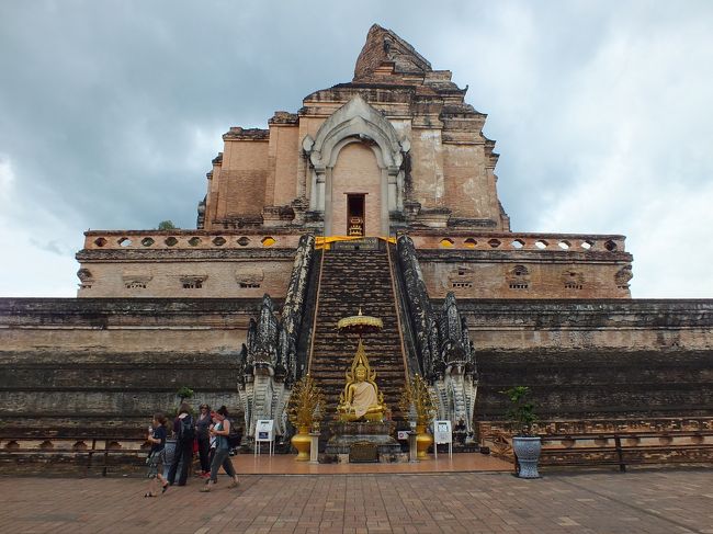 ５日も町歩きしながらお寺巡りが続きます。今回の旅行も良く歩く旅と成りました。ワット チェディ・ルアンを見た後はショッピングしながらホテルにもどり、プールサイドでお昼寝しました。夜はナイトマーケットで食事とショッピング。今日も沢山歩いて疲れた。<br />