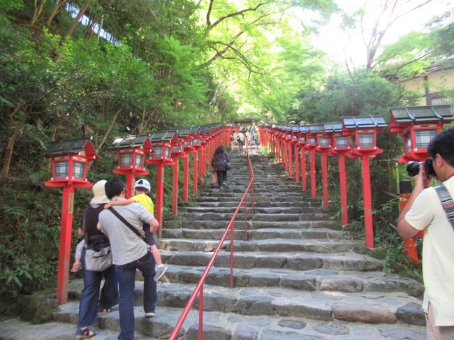 京都貴船神社　http://kifunejinja.jp/<br /><br />京都市内は、40度に迫る勢いの暑さが連日続いております。<br />この猛暑を凌ぎたいと行きましたが、同じような考え方の他人が多いようで、とても人で混雑しており、自動車なども渋滞の様子。<br />この周辺は川床も有名で、貴船川に納涼床を設置して、流しそうめんや、京料理を振舞っている所が多いです。<br />京阪電車と叡山電鉄を乗り継いで、貴船口で降車して、後は徒歩で貴船神社の本宮と、奥宮まで行きました。<br />自動車の渋滞が激しく、少々苦労はしますが、徒歩で言った方が得策と言えます。<br />また、子供やお年寄りなどを考慮して、料亭や旅館なども送迎バスが運行しています。<br />少々値段は張りますが、納涼床の食事は最高のひと時と言えますので、一度はご賞味して貰いたいものです。<br />気温は京都市内と比べても歴然として、涼しいです。<br /><br />京都の情報　https://sites.google.com/site/wonderfulcare1/jouhou-peji