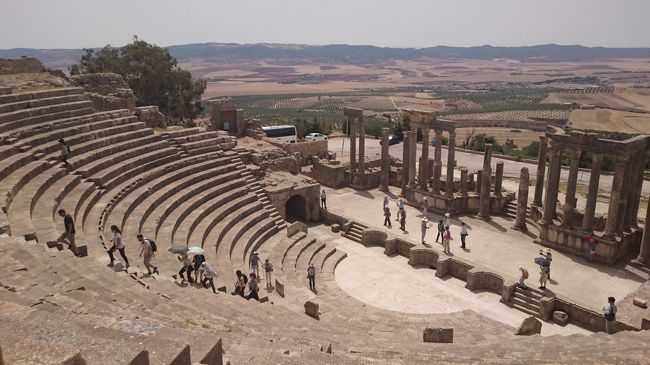 チュニジア旅行も終盤です。チュニスから世界遺産ドゥッガ遺跡に行きます。保存状態の良いローマ都市遺跡は丘の上に劇場や神殿、住居跡が広がっていて全部を見て回ることはできませんでした。昼食後ブラレジアへ。ここでは地下住居の遺跡が印象的で床に残るモザイクは多くはバルドー博物館に移されたそうですが今も残っているものもあり当時の状態を想像できました。<br />チュニスに戻って夜は旧市街の古い邸宅を利用したレストランでチュニジア最後の夕食。<br />