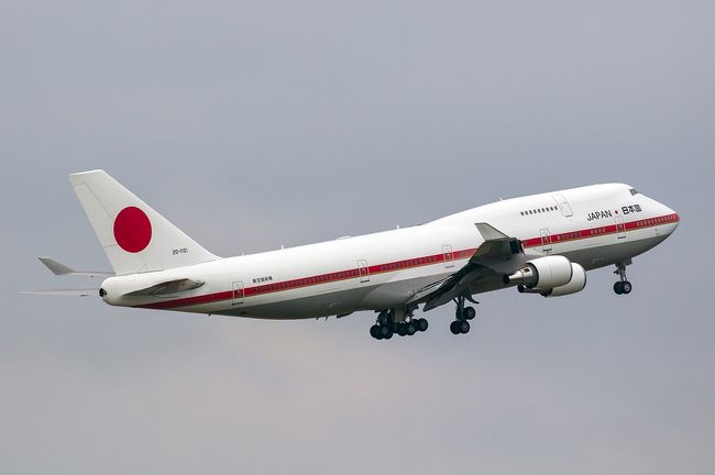 日本国政府専用機のB747-400は今年度で退役が決まっており、今年が基地祭に参加するのは最後と言うことで、一度は戦闘機との編隊飛行を見ておきたいと事で渡道を決定。<br /><br />しかし、夏休みとあって、ホテルは高いし、LCCでも1万超えており、マイルの特典枠も都合のいい便で予約するのが難しかったことから、何十年ぶりかの「飛行機を使わない渡道」を決断、「北海道&東日本パス」とフェリーを利用して行ってきました。<br /><br />北海道滞在18時間と言うことで短い時間でしたがそれなりに楽しんでくることが出来ました。<br /><br />