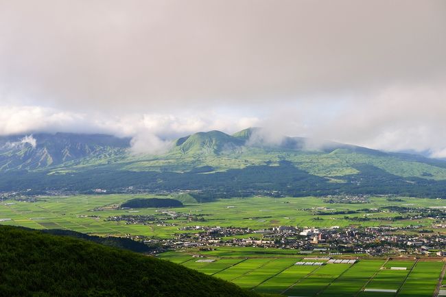 　大観峰から雲に包まれた阿蘇五岳や外輪山を鑑賞し、帰りは小国町の鍋ケ滝で涼みます。