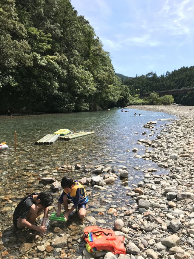 毎年恒例の川湯温泉に行きました。職場の仲間家族も同じ日にお宿を予約。現地の川では賑やかに楽しめました^ ^<br />今年も抜群の自然、温かい接客に癒され、大満足。あっという間の1泊旅行でした。