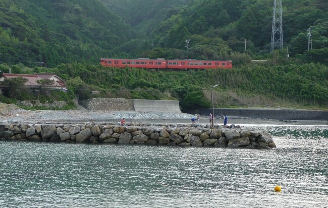 山口県の下関と古都であり鉄道交通の要衝である京都を、島根県、鳥取県、兵庫県の日本海側を経由して結ぶ山陰本線は、日本最長の673.8kmの区間を運行する長大な鉄道路線ですが、沿線周辺に息を?むような素敵な景色が多いことを以前から聞いていて、「いつか絶対、旅したい！」と、ずっと憧れてきた路線でした。<br /><br />2018年の夏、その山陰本線の旅をすることを決め、半年ほど前より計画してきました。<br /><br />ただ、列車の中から車窓を楽しむだけでは、つまらない。<br />海が見える駅周辺の散策、鉄板の観光地、そして、地元メシ…旅に出ることを決めてから、あんなこと、こんなこと…色んな事を、ワクワクしながら、考えてきました。<br />その一方で、出発1か月前の2018年7月に発生した西日本豪雨による一部区間の運転見合わせや、旅程に臨時列車を組み込んだことを、出発前になって気付いた…などなど、旅に出るまでに、不安な要素も残ってしまい…<br /><br />果たして、全線走破できたのでしょうか？？？<br /><br />Part1…山口編、羽田から空路で山口・宇部空港を経由し、下関から旅を始めます。