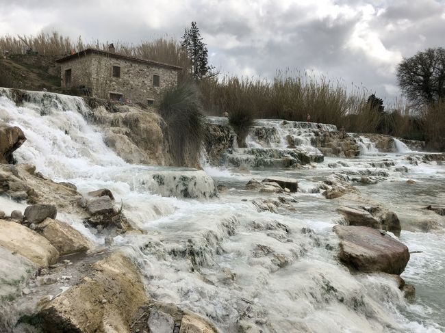 4月上旬に10泊12日のイタリア旅行に夫婦で行きました。今回はバスや電車を極力使って、トスカーナ州を縦断します。隙のない計画を立てたつもりでしたが、些細な誤算や失敗は生じてしまうものです。そんな誤算や失敗をまとめてみました。内容は以下の通りです。<br />1. 来ないバス<br />2. バスにトランクがない!<br />3. 捕まらないタクシー<br />4. イースターは混雑に注意<br />5. 4月のサトゥルニア温泉の防寒対策