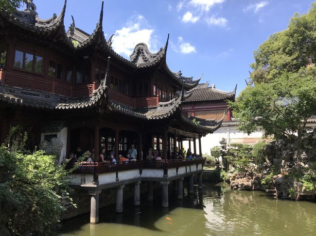 上海旅行２日目。<br />ホテルの朝食と豫園観光編です。<br />豫園は、１６世紀後半、明の時代に造られた庭園で、中国らしい風景が見られる上海の代表的観光地です。