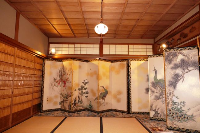京都の町家に日ごろから興味があったが、近年、多くの町家が姿を消し、数が少なくなってきていることに残念な思いでいた。ただ数少なくなった町家を文化財として整備し、特別公開しているところがいくつかあり、この旅行中にそうした町家を訪ねてみた。<br /><br />今回、「旧邸御室」と「詩織庵」を訪ねた。旧邸室生は京都の中心部から少々離れた嵯峨野御室の地にあり、嵐電北野線に乗って出かけた。<br /><br /><br />■ 旧邸御室<br />京都市右京区御室岡ノ裾町５( 電：075－366-0376 ）<br />    嵐電「御室仁和寺駅」下車徒歩５～6分<br /><br />■ 詩織庵<br />    京都市中京区新町通六角上る三条町340 <br />    地下鉄烏丸線「烏丸御池駅」6番出口から徒歩６分