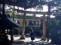  江ノ電に乗って鎌倉散歩（４）【終】御霊神社～鳥居のすぐ前の江ノ電は撮影名所