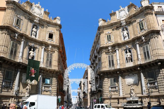 7年ぶりのイタリア旅行。<br />前回は、東日本大震災の翌日から出かけたためバチが当たり、連日の雨。<br />しかも一番楽しみにしていた青の洞窟も波があってクローズとなり、さんざんな旅行になってしまいました。<br />そのリベンジを兼ねて、天候が最も安定する7月に出かけてきました。<br />今回の旅程は、<br />7月10日(火)関空よりフランクフルト経由ローマに行き宿泊<br />7月11日(水)ローマからパレルモに飛行機で移動し、パレルモ市内観光<br />7月12日(木)世界遺産のアグリジェントとカルタジローネを観光し、タオルミーナで連泊<br />7月13日(金)タオルミーナとシラクーサ観光<br />7月14日(土)タオルミーナからアルベロベッロへバスで大移動し、アルベロベッロ観光<br />7月15日(日)マテーラとポンペイ遺跡を観光しナポリで宿泊<br />7月16日(月)カプリ島とアマルフィー観光後ナポリ泊<br />7月17日~18日ナポリよりフランクフルト経由関空に移動して帰宅。<br />今回は、旅物語の7泊9日のパックツアーでしたが、参加者が少なくゆったりとした旅でした。<br />天候にも恵まれ、連日の30度越えで観光は大変でしたが、日本と違い湿度が低いので日陰に入るととてもさわやか。<br />逆に日本のほうが連日の猛暑で体調を壊しそうでした。<br />今回は、初日の出国から2日目のパレルモ観光を紹介します。<br />シチリア島のパレルモはマフィアのイメージが強く、ちょっと治安が心配でしたが古き街並みが残った素敵な町でした。