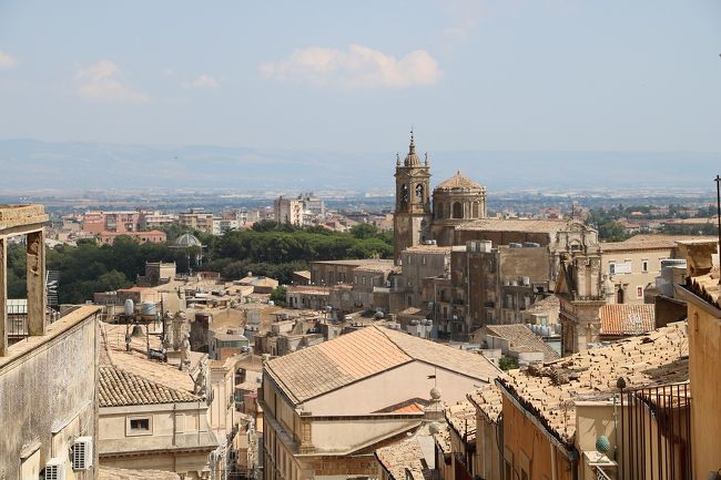 7年ぶりのイタリア旅行。<br />前回は、東日本大震災の翌日から出かけたためバチが当たり、連日の雨。<br />しかも一番楽しみにしていた青の洞窟も波があってクローズとなり、さんざんな旅行になってしまいました。<br />そのリベンジを兼ねて、天候が最も安定する7月に出かけてきました。<br />今回の旅程は、<br />7月10日(火)関空よりフランクフルト経由ローマに行き宿泊<br />7月11日(水)ローマからパレルモに飛行機で移動し、パレルモ市内観光<br />7月12日(木)世界遺産のアグリジェントとカルタジローネを観光し、タオルミーナで連泊<br />7月13日(金)タオルミーナとシラクーサ観光<br />7月14日(土)タオルミーナからアルベロベッロへバスで大移動し、アルベロベッロ観光<br />7月15日(日)マテーラとポンペイ遺跡を観光しナポリで宿泊<br />7月16日(月)カプリ島とアマルフィー観光後ナポリ泊<br />7月17日~18日ナポリよりフランクフルト経由関空に移動して帰宅。<br />今回は、旅物語の7泊9日のパックツアーでしたが、参加者が少なくゆったりとした旅でした。<br />天候にも恵まれ、連日の30度越えで観光は大変でしたが、日本と違い湿度が低いので日陰に入るととてもさわやか。<br />逆に日本のほうが連日の猛暑で体調を壊しそうでした。<br />今回は、旅行3日目の午後に観光した世界産のカルタジローネを紹介します。<br />カルタジローネは陶器の町。<br />世界遺産でもある142段の階段のスカーラの上から眺める景色は絶景でした。