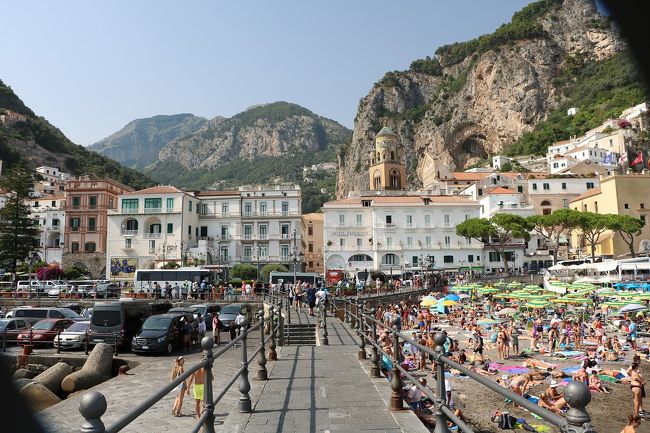 7年ぶりのイタリア旅行。<br />前回は、東日本大震災の翌日から出かけたためバチが当たり、連日の雨。<br />しかも一番楽しみにしていた青の洞窟も波があってクローズとなり、さんざんな旅行になってしまいました。<br />そのリベンジを兼ねて、天候が最も安定する7月に出かけてきました。<br />今回の旅程は、<br />7月10日(火)関空よりフランクフルト経由ローマに行き宿泊<br />7月11日(水)ローマからパレルモに飛行機で移動し、パレルモ市内観光<br />7月12日(木)世界遺産のアグリジェントとカルタジローネを観光し、タオルミーナで連泊<br />7月13日(金)タオルミーナとシラクーサ観光<br />7月14日(土)タオルミーナからアルベロベッロへバスで大移動し、アルベロベッロ観光<br />7月15日(日)マテーラとポンペイ遺跡を観光しナポリで宿泊<br />7月16日(月)カプリ島とアマルフィー観光後ナポリ泊<br />7月17日~18日ナポリよりフランクフルト経由関空に移動して帰宅。<br />今回は、旅物語の7泊9日のパックツアーでしたが、参加者が少なくゆったりとした旅でした。<br />天候にも恵まれ、連日の30度越えで観光は大変でしたが、日本と違い湿度が低いので日陰に入るととてもさわやか。<br />逆に日本のほうが連日の猛暑で体調を壊しそうでした。<br />今回は、観光最終日の午後から行ったアマルフィー観光と帰国までを紹介します。<br />アマルフィーも絶好の観光日和。<br />青空と青い海。<br />できればここで一日のんびりしたかったです。