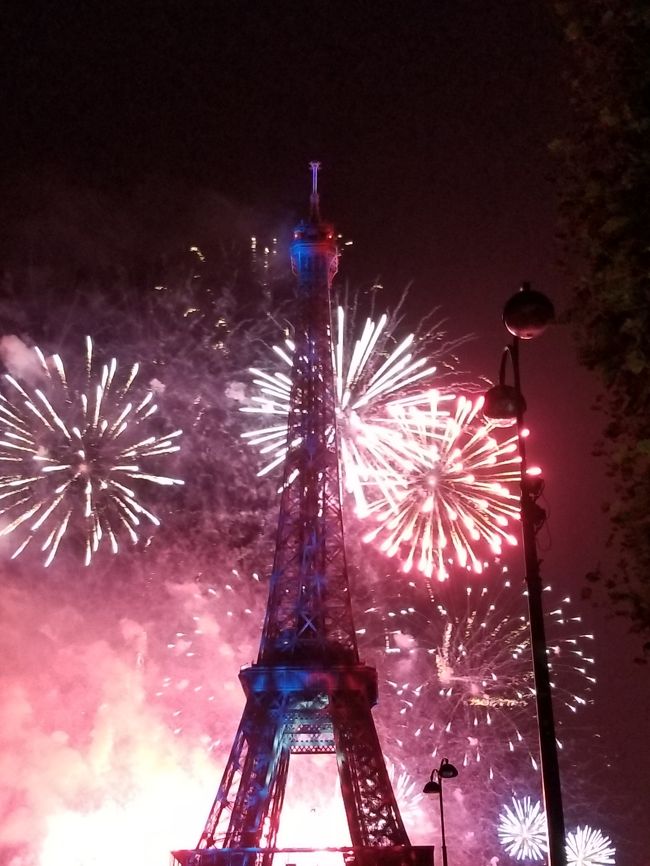 突然思った。パリで花火が見たいと。<br />パリ祭はエッフェル塔から花火が上がる。この機会をのがすと次のチャンスはいつかわからない。<br />なら、ムリをしてでも行こう。と決めたのは5月の中旬。<br /><br />お約束通り行きのチケットは直ぐに押さえられたが帰りは<br />キャンセル待ち。結局チケットがとれないまま数日が過ぎる。<br />何回か悩んでいるうちに希望のチケットは2回他の人が押さえてしまった。<br />次がでたら神様がパリに行ってこいという事だと都合良く考える。<br />ギリギリになってやっと取れた特典無料チケット。