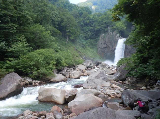 　２日目は朝ゆっくりの出発で、ホテルタングラムを９時頃に出ました。新潟県と長野県の県境を行ったり来たりしたように思います。滝を見たり吊り橋を渡ったり、不動尊をお参りしたりと内容いっぱいでした。揺れる吊り橋を２つも渡ってたくさん歩いて着いた苗名の滝は見応え充分でした。とても暑い日だったけれど水の音や木陰の風は涼感を堪能させてくれました。<br />　バスツアーとはいえたくさん歩きました。とても個人では行けそうにないところなのでツアーに参加してよかったです。<br />　お昼に寄ったフルーツランドでは、新鮮な果物や美味しい食事などが楽しめます。時期が合えばフルーツ狩りも出来るようです。<br />