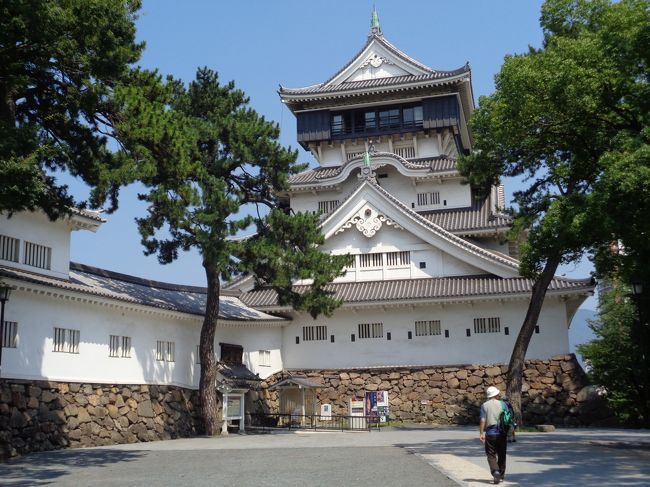新幹線で小倉まで行き そこからレンタカーの旅をして 小倉に戻る。<br />猛暑で観光は控えめなので ホテルをゆっくり出て 長崎から小倉に向かう。<br />シニア夫婦旅の時は パートナーに合わせた旅になるので お城とブックオフに行くことになる。<br />暑いので 美術館にも行ってみたが 生憎 常設展しかなくてガッカリ。<br />見応えもイマイチ<br /><br />レンタカーは 何と新車で83Kmしか走っていなくて 凄くラッキーだった。<br />新しいので気持ち良いし ナビもまあ良い方だ。<br />座席の高さも調節出来たので 助かった。<br />コンパクトカーなので パワーはそれなりだけど。<br /><br />新幹線の窓から 被害の大きかった広島や岡山を見たけど 特に何もなかった。<br />新幹線が走る所は 被害がない所に作られているのだろうけど。<br />在来線が動いていないと 放送では言っていた。