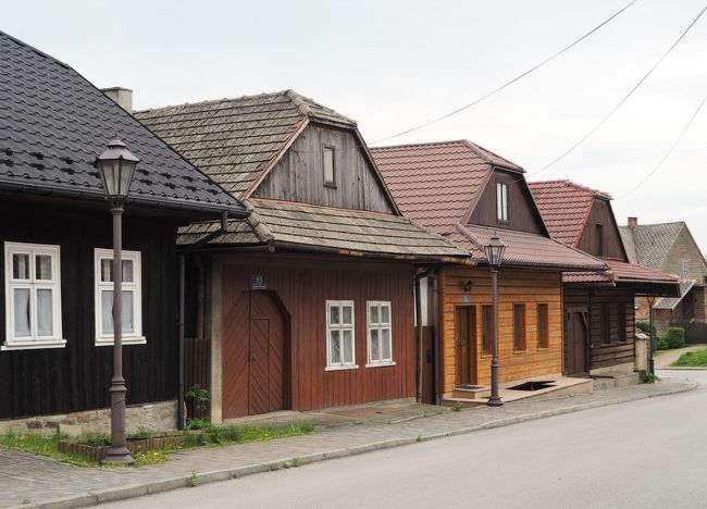 ポーランドの「可愛い村」「美しい村」などで検索すると、ザリピエばっかり出てきちゃう・・・。クラクフから１～２時間程度の距離で、他に可愛い村ってないのかな！？と探していたら・・・三角屋根の・・・素朴で可愛い木造りのお家が立ち並ぶ・・・そんな村が見つかりました。<br /><br />おもちゃみたいなお家が立ち並ぶ景色に一目ぼれ・・・ランツコロナLanckoronaという村へ。
