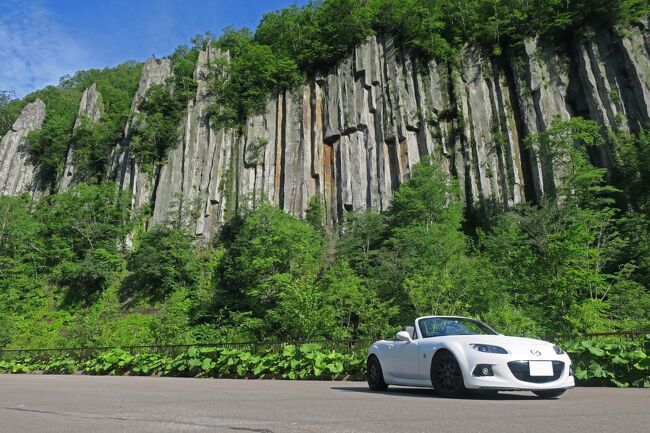 けんいちの1人旅です。<br /><br />2002年。まだ20代半ばだった私は、北海道・帯広行きの飛行機チケットと2冊のガイドブックを持ち、そして8日間のオープンカー(ロードスター)のレンタカー予約だけをして北の大地へ飛び立ちました。<br /><br />関東からほぼ出たことが無かった私は、3,000キロにもおよぶドライブで北海道の魅力に憑りつかれ、そしてオープンカーの魅力にも引き込まれたのでした。<br /><br />あれから16年。当時の感動が忘れられず3年前にオープンカーを手に入れました。もう1度オープンカーで北海道を走ってみたい。そんな想いからあのときと同じように1冊のガイドブックを買い、フェリーの予約だけをして北の大地を目指す旅に出ることにしました。<br /> <br />宗谷岬に到達後、鎌倉までの復路編です(^-^)v