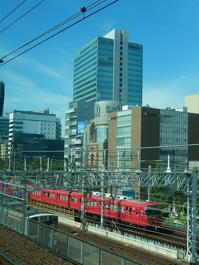 7月22日、急遽、九州・博多へ行くことになり、飛行機の切符は当日では取れないので新幹線のぞみ37号の自由席に乗り、行くことにしました。　新幹線に乗るのは三年ぶりでした。しかも博多までは20年ぶりです。　約5時間の新幹線の旅は興味津々でした。　東京駅発午後1時半のぞみ37号に乗り、博多には午後6時33分につきました。<br /><br /><br /><br />*写真は名古屋付近の風景<br /><br /><br /><br />