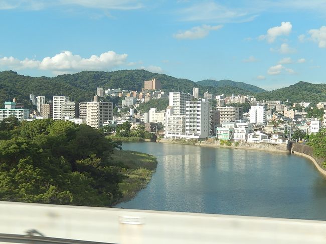 7月22日、東京駅午後1時半発の新幹線「のぞみ37号」に乗り博多へ向かいました。　新大阪、岡山を過ぎてからはトンネルが多くて車内からの撮影はしずらく、倉敷付近、広島付近の山崩れ等の豪雨被害状況は一部見られました。午後6時33分定刻に博多駅に到着しました。<br /><br /><br /><br /><br /><br />*写真は新幹線から見られる広島付近<br />