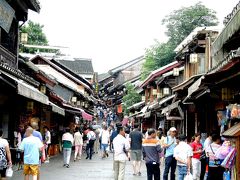 中国　貴州・広西2018　水迸り、大地起つ････（1）古い町並みより、溢れる食材が目を引く青岩古鎮