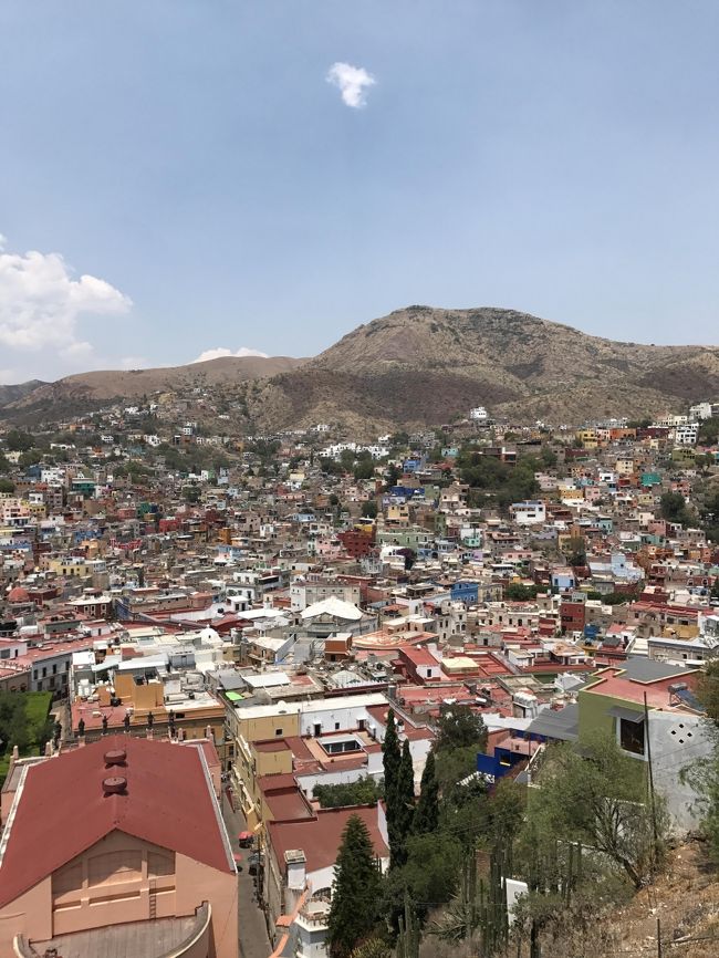 「2017年5月 JALファーストクラスでサンフランシスコ」に引き続いてメキシコ旅行記です。<br />初めてのメキシコ。治安が悪いということでかなり緊張しました。<br /><br />○5/2 東京→JL002(機内泊)→サンフランシスコ→UA412(機内泊)<br />●5/3 →メキシコシティ→グアナファト→サンミゲル・デ・アジェンデ→ケレタロ(泊)<br />○5/4 ケレタロ→メキシコシティ(泊)<br />○5/5 テペヤワルコ峡谷→テオティワカン メキシコシティ(泊)<br />○5/6 クエルナバカ→ソチカルコ→タスコ メキシコシティ(泊)<br />○5/7 プエブラ メキシコシティ(泊)<br />○5/8 メキシコシティ→AM058東京