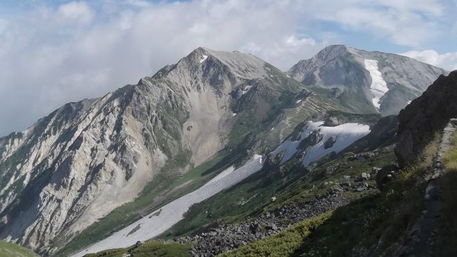 恒例の旧友たちとの山歩きです。弟、高校同期のＦさん、Ｆさんの山友達Ｎ氏の４人で、白馬岳・花の山旅という計画。台風接近のなか出発しました。<br />７年前のhttps://4travel.jp/travelogue/11236580を皆さんにもと思っていましたが……<br /><br />初日(27日)はおおむね晴天で上々の天気。定番の大雪渓を登ります。楽ではないけど、雪渓は高さが稼げて涼しいのがgood。高山植物の歓迎受けて昼すぎ、今日の宿・村営頂上宿舎に。<br />ランチの後、白馬岳に。ウルップソウやイワギキョウの紫がきれい。遠望はなかったですが、杓子岳や白馬鑓ヶ岳、旭岳がよく見えます。宿に戻り祝杯！<br /><br />雪倉岳を経て朝日小屋方面に行く予定の28日、朝は曇りで視界もありましたが……　出発するころには小雨まじりの強風(&gt;_&lt;)　仕方ないので栂池に下山しましょう。<br />白馬岳に登り返し、小蓮華山への道で雷鳥の歓迎が。あとは白馬大池周辺の花たちがきれい。<br />栂池への下山道は雪渓もあってかなり歩きにくかったですが、昼すぎに栂池ロープウェイにたどり着きました。<br /><br />ベストではなかったけど、初日は天気でいろいろ見られたので、まあ合格点の山旅でしょうか？<br />ただのんびり引き揚げようとしたら、身延線が運休で甲府に足止め、明日はどうやって静岡に?(遠回りでも新幹線にすれば良かった、苦笑)<br />他の３人は東京方面に無事帰りました。そういえば、昨夏もこの４人で仙丈ヶ岳。台風接近のなか無事下山したものの、南アルプスの林道が不通になって足止め、広河原の楽しい夜(笑)になったことを思い出しました。<br /><br />旧友と夏山のこれまでを<br />2009年８月　２人　硫黄岳ー天狗岳(八ヶ岳)<br />2010年８月　４人　常念岳ー蝶ヶ岳(北アルプス)<br />2011年８月　２人　烏帽子岳(北アルプス)<br />2012年７月　３人　至仏山・尾瀬ヶ原<br />2013年７月　５人　入笠山・仙丈ヶ岳(南アルプス)<br />2014年７月　７人　硫黄岳・根石岳(八ヶ岳)<br />2015年７月　４人　編笠山ー権現岳(八ヶ岳)<br />2016年８月　３人　烏帽子岳ー野口五郎岳(北アルプス)<br />2017年７月　４人　入笠山・甲斐駒ヶ岳・仙丈ヶ岳(南アルプス)<br />2018年７月　４人　白馬岳(北アルプス)