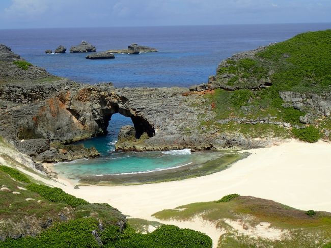 いつか１度は行ってみたいと思っていた小笠原諸島。<br /><br />2018年は日本返還50周年の記念の年でもあり、<br />ちょうど良さそうな日程の飛鳥クルーズを見つけ、<br />思いきって行くことにしました。<br /><br />本当は春のザトウクジラシーズンに行きたくて探していたのだけれど、<br />夏はマリンスポーツ楽しめるね　ということで、いざ<br /><br />(去年の四季島の旅行記、フェードアウトしてしまいましたので、、、、<br />今回は一気にいきます!!）<br /><br />1日目　飛鳥2乗船 夕方横浜大桟橋出港<br />2日目　終日航海日<br />           　飛鳥の船内イベント参加 <br />         　  ～食べて遊んでまた食べて～<br />3日目 　朝 父島上陸<br />          　 午前 南島上陸ツアーに参加<br />           　午後 ウェザーステーション展望台と宮之浜ツアーに参加<br />4日目 　午前 島の固有植物見学ツアーに参加<br />　　　　午後 二見港付近を散策　<br />　　　　夕方 父島出港<br />5日目 　終日航海日<br />　　　　行きと同じく船内イベント参加<br />6日目　朝 横浜大桟橋入港<br /><br />毎日、レストランの朝食オープンと共に始まり、<br />夜は船内のイベント最終まで遊びまくり、<br />現地では複数のツアー参加と、とにかくアクティブに過ごしました。<br />おかげで、日々寝不足の旅でゴザイマシタ。