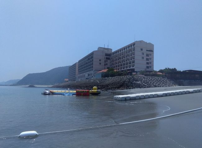 海水浴をしながらのんびりしたいと予約した「ルネッサンスリゾートナルト」。専用のビーチがあるので便利そうと思い選択しました。1泊2日、自家用車での移動です。<br /><br />海水浴に徳島県　鳴門の旅その1は、ホテルへ向かってから夜イベントまで過ごした初日の記録です。<br />