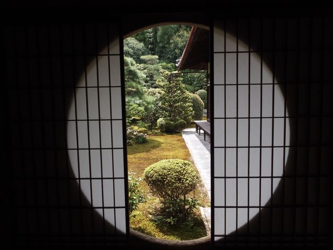 東福寺は秋の紅葉がとても有名です。<br /><br />紅葉の時期は大混雑で、有名な名所の橋の上は通り抜けだけで撮影も禁止と聞きました。<br />今回は人の少ない時期で、拝観者もまばら。青もみじがとても綺麗でした。<br /><br />通常公開の塔頭をお参りしましたが、一部の塔頭は紅葉の季節だけの公開なので、やっぱり紅葉の時期に再訪しなけりゃならないかも。<br /><br />