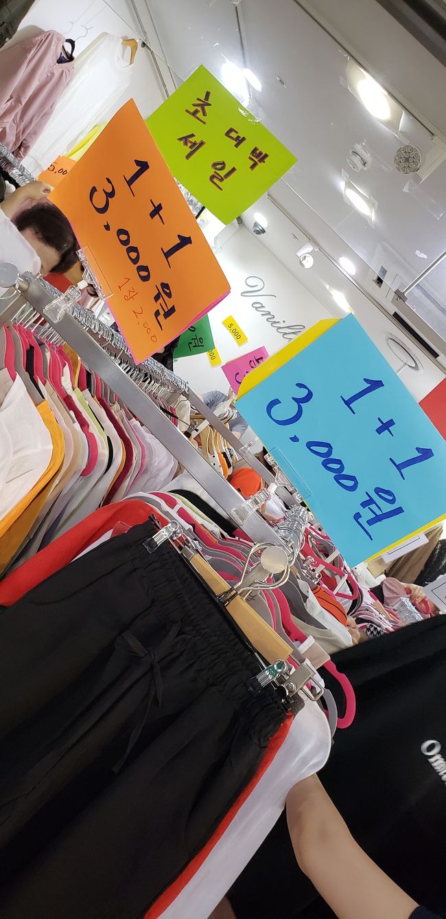 春に続いて、韓国ソウルへひとり旅に行ってきました。<br />旅の目的は買い物、そして大好きなキンパの食べ比べ!!<br />帰国日にどんぴしゃで地元に台風接近中。。<br />ちゃんと帰れるのか!?<br />個人旅行なので、欠航が危ぶまれる中でとった対処法など書きたいと思います。<br /><br />航空券 済州航空 27660円+座席指定1000円<br />ホテル サボイホテル2泊3日 agoda 16874円(クーポン利用)