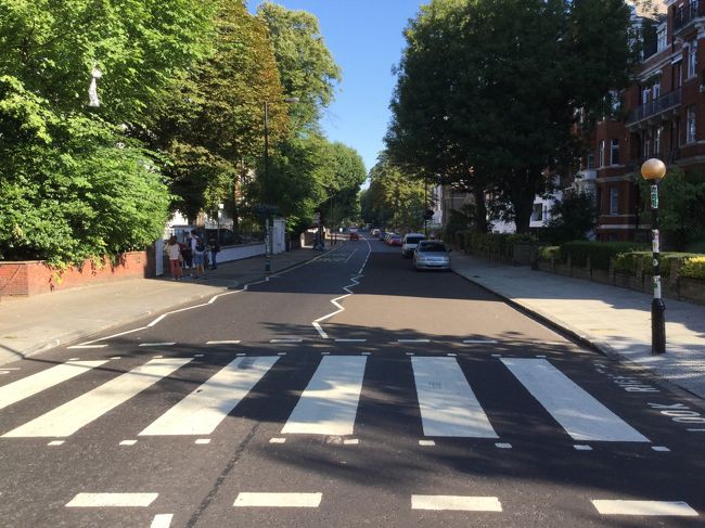 ロンドンも３日目、相変わらず天気がとてもいい。<br />今日は早朝、世界一有名な横断歩道へ。<br />その後、ナショナルギャラリー。<br />いったんホテル戻って、着替えて、コベントガーデン近くの<br />ローストビーフのお店（シンプソンズ）で夕食。<br />