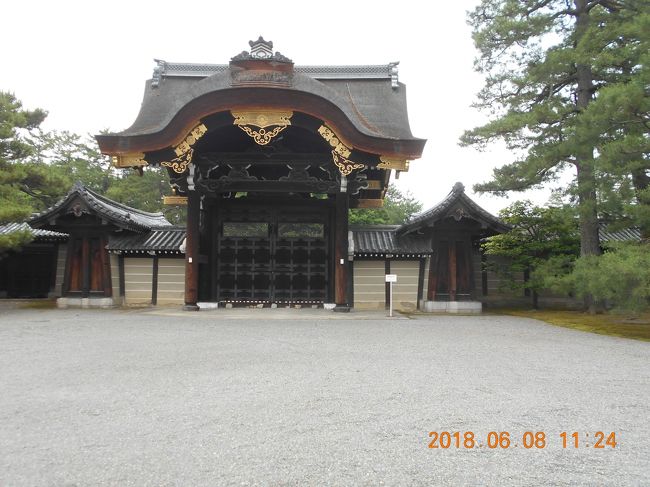 今日はは仙洞御所の予約が取れていたので　それまでの時間梅小路公園と島原遊郭の跡を散策したあと　御所の散策を楽しみました。<br />現材の梅小路公園　少し時代をさかのぼって江戸時代の島原遊郭の跡　さらにさかのぼった時代の京都御所　もちろん　中心は京都御所での散策です。<br />　<br />お天気も良く　梅小路公園は初めてなので　いろいろな施設があるようだったので　とても興味があり　早朝の散策はとても楽しめて、特に旧二条駅舎は　素敵でした。<br /><br />その後は近くにある島原遊郭の跡を訪ねて　当時の面影をしのびながらの１時間足らずの散策もとても興味深い体験ができました。<br />その後は神泉苑に立ち寄って見学後　御所に向かいました。<br /><br />御所はとても広くて　丸太町通りの間之町口から入って　仙洞御所の入り口に着くまでにも　見どころがあって　立ち寄りながら　到着。<br /><br />案内の方について説明をききながら　1時間足らずの楽しい散策を終え　次は予約なしで入れる京都御所も一人で散策しました。<br /><br />その後は京都御苑内の見どころをいくつか見ているうちに雨が降り出したので　蛤御門から出て　周辺の見どころを見ながら　京都府庁旧本館へ　外観も内部の装飾も素晴らしい建物でした。<br /><br />雨も止んだので　また御所の見どころをまわって　多くの見どころをまわった後　今出川周辺を散策　御所を中心とした１日を終えました。<br /><br />　　<br />