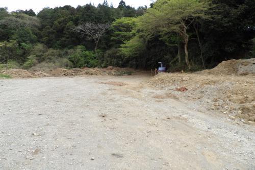 　鎌倉中（かまくらちゅう）とは鶴岡八幡宮から七里の結界を示し、源頼朝にとっての精神的結界であったと考えられる。<br />　密教で、七里結界とは魔障を入れないように、七里四方に境界を設けることをいう。あるいは、「弘法大師行状記」に「悪魔等は皆結界七里の外に出去」とあり、これを七里結界という。<br />　これを示す浜七里が腰越の手前にある結界であり、現在では七里ヶ浜に転じている。腰越は鎌倉中の外に当たる「田舎」で、頼朝の時代には源義経が鎌倉中に入るのを拒まれて腰越に留め置かれた。七里ヶ浜は海浜の長さが7里あるという意味の地名ではない。<br />　鎌倉時代には陰陽師（おんみょうじ）が鎌倉中からその外へ悪鬼・悪霊退散を祈祷する「四境祭」を行っていた。鎌倉時代には武家の都・鎌倉は政治の中心となり、人口が集中して行った。それに伴い、鎌倉中も次第に広くなって行った。<br />　また、鎌倉時代には鎌倉中は平安京でいえば「洛中」であり、奈良の平城宮でいえば「奈良中」を意味した。<br />　一方、鶴岡八幡宮の鬼門方向にある七里の結界の地が野七里である。現在では横浜市栄区野七里1～2の町名、丁名になっている。<br />　昭和40年（1965年）の上郷の1/3,000の地形図（http://www.city.yokohama.jp/me/machi/kikaku/cityplan/gis/map30s/76-3.html）を見ると、現在の埋蔵文化財センター（野七里2）の北東（野七里1・上郷町）に神奈川県警察本部射撃場と戸塚警察職員寮がある。現在の県警射撃場がある辺りには「長者ヶ久保」と記載されている。上郷町の小字である。この長者ヶ久保の西には「野七里谷」と記載された等高線がなだらかな平地がある。区分は中野町で、北側が辛うじて野七里に掛かっている。この平地は昔からの地形なのか、ゴルフ場造成でできたグリーンなのかは不明であるが、現在はゴルフ場のコースのグリーンになっている場所である。しかし、「野七里谷」は古くからの土地のようで、殆んどが中野町に属しており、「野七里」には僅かしか掛ってはいない。<br />　「野七里」は「野七里谷」の北に伸び、原宿六浦線（現在の環状4号線）の神戸橋（現在の新神戸橋）辺りまでの地域の上郷町の小字のようだ。天園峠から北に尾根道が伸び、ここ野七里の尾根から分かれて東側の八軒谷戸辺りに下りる道と北上し谷を下って神戸橋辺りに下りる道がある。しかし、この尾根道もゴルフ場開発、宅地開発されて、造成時には消滅してしまっている。今では緩やかな傾斜の碁盤の目に道路がある住宅地に変わっている。しかし、「野七里」が稲荷川（現在のいたち川）流域の平地に通じる尾根道がある山地やその谷（「野七里谷」）であるのは納得できないことである。<br />　横浜市栄区上郷町が「鎌倉中」とされるのは野七里の中にあるからであろう。殆んど人が住まないような山地や谷を結界の地としても何も意味がないだろう。<br />　それにしても原宿六浦線（現在の環状4号線）を跨いで、中野町と上郷町が入り組んでいる。この中野町もかつては広大だった山林を含む町域が宅地造成され、現在ではいたち川を挟んで、本郷ふじやま公園の南側と本郷富士見ヶ丘団地だけと小さくなってしまっている。すなわち、この地域で最高峰である大平山の北部は昭和40年（1965年）当時は中野町と上郷町に分けられていたのだ。しかし、町内に「本郷小」もあり、「上郷」に対する「本郷」である。すなわち、古くから人が住んでいた稲荷川（現在のいたち川）流域の平地が鎌倉中としての意味を持つはずだ。なお、「下郷」は戸塚区戸塚町の南部に見える。<br />　ここで注目すべきは野七里1の11時方向の1.4km先に五峰山一心院證菩提寺（https://4travel.jp/travelogue/10652825）があることである。<br />　治承4年（1180年）、石橋山の戦いで源頼朝を逃すために討死にした佐那田与一（父は三浦義明の弟・岡崎義実）の霊を弔うために、建久8年（1197年）に源頼朝が創建したと伝えられる古刹である。かつては1km四方と言われる広大な敷地を持っていたために、本堂があった位置すら分かってはいない。この寺は、鎌倉の鬼門にあたり、一大穀倉地帯である「山内本郷」の中心にあり、鎌倉時代には鎌倉中に組み入れられていた地でもある。寺の住職は鶴岡八幡宮寺から派遣されており、戻ることが多かったために、歴代住職の墓は少ないのだという。明治維新で鶴岡八幡宮寺は神社に変わったが、ここ證菩提寺は高野山真言宗の寺のままで残った。昭和40年（1965年）の円海山の1/3,000の地形図（http://www.city.yokohama.jp/me/machi/kikaku/cityplan/gis/map30s/75-9.html）には稲荷川（現在のいたち川）に架かる青葉橋の南の袂に（地図で寺院を示す卍はないが）證菩提寺がある。<br />　すなわち、頼朝の時代に「野七里」とした地域は稲荷川（現在のいたち川）流域の本郷・上郷の平地の集落ではあるまいか？その地名もその後は荘園開発が進んで付けられた本郷や上郷の地名に戻ってしまった（。あるいは変わってしまった）。頼朝の時代に野七里であるが故に頼朝は大寺・證菩提寺を建立したと考えるべきであろう。<br />　そして、その後、野七里の中心に至る尾根道や谷がある人が住まない鄙びた場所に「野七里」や「野七里谷」の地名が残ったのでないか？<br />　一方、七里ヶ浜には頼朝が創建した寺社は知らない。しかし、七里ヶ浜にも頼朝以前には地名があったはずだ。例えば、「腰ヶ浜」とか「腰前ヶ浜」とか。それが頼朝の時代に浜七里に変えられ、その後に、七里ヶ浜に変わって行ったのではあるまいか。そして、その結界も腰越を越えて片瀬まで広がって行く。そこには江ノ島があり、江島神社が鎮座している。江島神社の奥津宮入口の石鳥居は、源頼朝寄進と伝えられている。 「吾妻鏡」によれば、源頼朝は、養和2年（1182年）に奥州平泉の藤原秀衡調伏のため、足利義兼、北条時政、新田義重、畠山重忠、下河辺行平、結城朝光、上総広常、足立遠元、土肥実平、佐々木定綱・盛綱、和田義盛、三浦義連などの御家人衆を引き連れて、文覚上人に弁才天を江ノ島の岩屋に勧請し、鳥居を寄進したとされる。その後も江島神社は歴代の鎌倉幕府将軍・執権から崇敬を受けた。野七里に頼朝が創建した證菩提寺があるように、頼朝没後には浜七里も頼朝と縁が深い江島神社の入口に移されていったのではあるまいか？<br />　頼朝は建久2年（1191年）に鎌倉からは鬼門の方角に当たる富岡（横浜市金沢区）に摂津の西宮の恵比寿様をお祀りし、その後の安貞元年（1227年）には八幡大神を併せ祀り、富岡八幡宮（https://4travel.jp/travelogue/10541138）となっている。富岡は鎌倉幕府の重要な湊である六浦や北条氏が住んだ金沢文庫の北にある。頼朝の鎌倉の町造りは意外と広い目で見ていたことになる。野七里とて同様であろう。<br />（表紙写真はこの北に野七里谷があった）