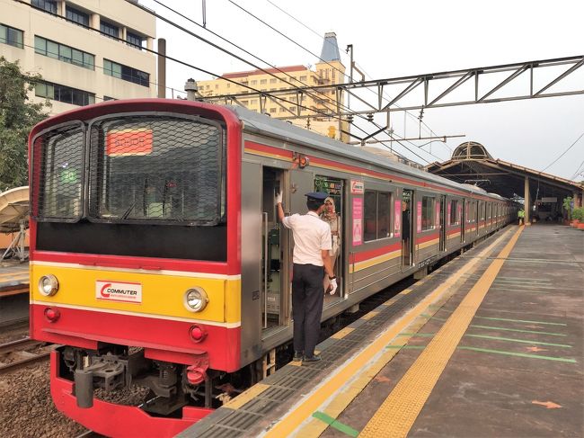 2018年7月15日（日）夕方<br /><br />海洋博物館＆見張り塔の見学を終えて、コタ駅付近に戻ります。<br /><br />コタ駅から205系電車を乗ってみることにしました。<br />宿近くのGondangdia駅まででも良かったのですが、まだ時間的に大丈夫そうなので「スラバヤ通り」に行ってみようと思い、チキニ駅までの乗車券を買いました。<br /><br />スラバヤ通りを見物した後も、夕方～夜の散策を楽しみました。<br />そしてディナーは･･･ガイドブックで紹介されていたレストランで、ジャカルタ名物「ソト・ブタウィ」を頂きました。