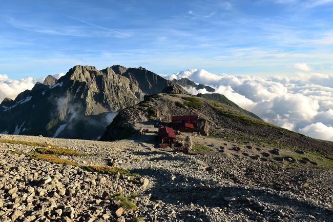 7月中旬に北アルプスの南岳～槍ヶ岳～双六岳をテント泊縦走登山してきました。<br /><br />1日目は上高地からスタートして南岳小屋に宿泊。標高3000mの稜線に建つ絶好のロケーションで、雲海と夕日、穂高連峰や槍ヶ岳と言った北アルプスの名峰を一望できる絶景が広がっていました。<br /><br />この小屋はぜひまた泊まりに行きたいです。<br /><br />▼ブログ<br />http://bluesky.rash.jp/blog/hiking/minamidake.html