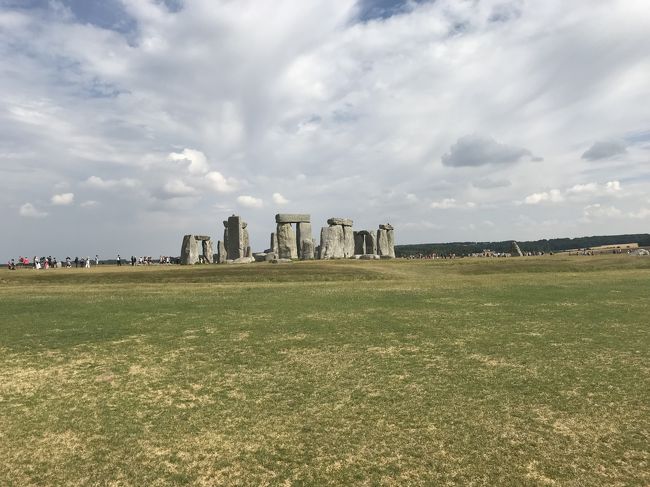 ロンドン滞在４日目。<br />今回は、旅行前に申し込みをしていた日帰りバスツアーに参加<br />（ストーンヘンジとバース、マナーハウスでアフタヌーンティーを楽しむ）<br />というよくばりコース。早朝ビクトリア駅に集合して、小型バスにて出発。<br />日本人のガイドによる、日本人向けのツアーなので、国内のバスツアーと変わらずに、楽しく見て回れました。<br />