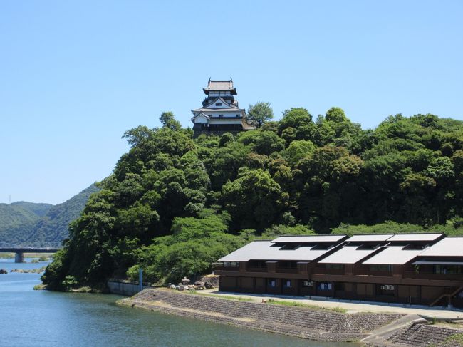 　2017年の旅行は、お伊勢参りをすることにしました。往復ともに車の運転はしんどいので、往きは仙台港から出ている名古屋港行のフェリーを利用しました。<br />妻は、お伊勢さんにさえ行ければ、あとはいいと言うので、最も遠い伊勢神宮まで行ってからは、主に日本百名城を巡りながら帰ってくるという旅程を立てました。<br />１日目<br />　自宅→仙台港フェリー埠頭→名古屋港行フェリーきそ号乗船（船中泊）<br />２日目<br />　名古屋港→名古屋城→松阪城跡→伊勢シティホテル<br />３日目<br />　伊勢シティホテル→伊勢神宮外宮→伊勢神宮内宮→上野フレックスホテル<br />4日目<br />　上野フレックスホテル→伊賀上野城→安土城郭資料館・安土城跡→須賀谷温泉<br />５日目<br />　須賀谷温泉→小谷城跡→彦根城→岐阜城→　名鉄犬山ホテル<br />６日目<br />　名鉄犬山ホテル→犬山城→岩村城歴史資料館・岩村城跡→高遠さくらホテル<br />７日目<br />　高遠さくらホテル→高遠町歴史博物館・高遠城跡→上田城跡→草津温泉ホテル高松<br />8日目<br />　草津温泉ホテル高松→高崎ＪＣ・上都賀ＪＣ・泉ＰＡスマートＩＣ経由で帰宅<br /><br />　昨夜はせっかくの温泉にも入らず、その代わり「日本料理　有楽」で、燃料（冷酒）付の味覚会席を平らげたおかげで体力も回復し、犬山城に参上しました。<br />